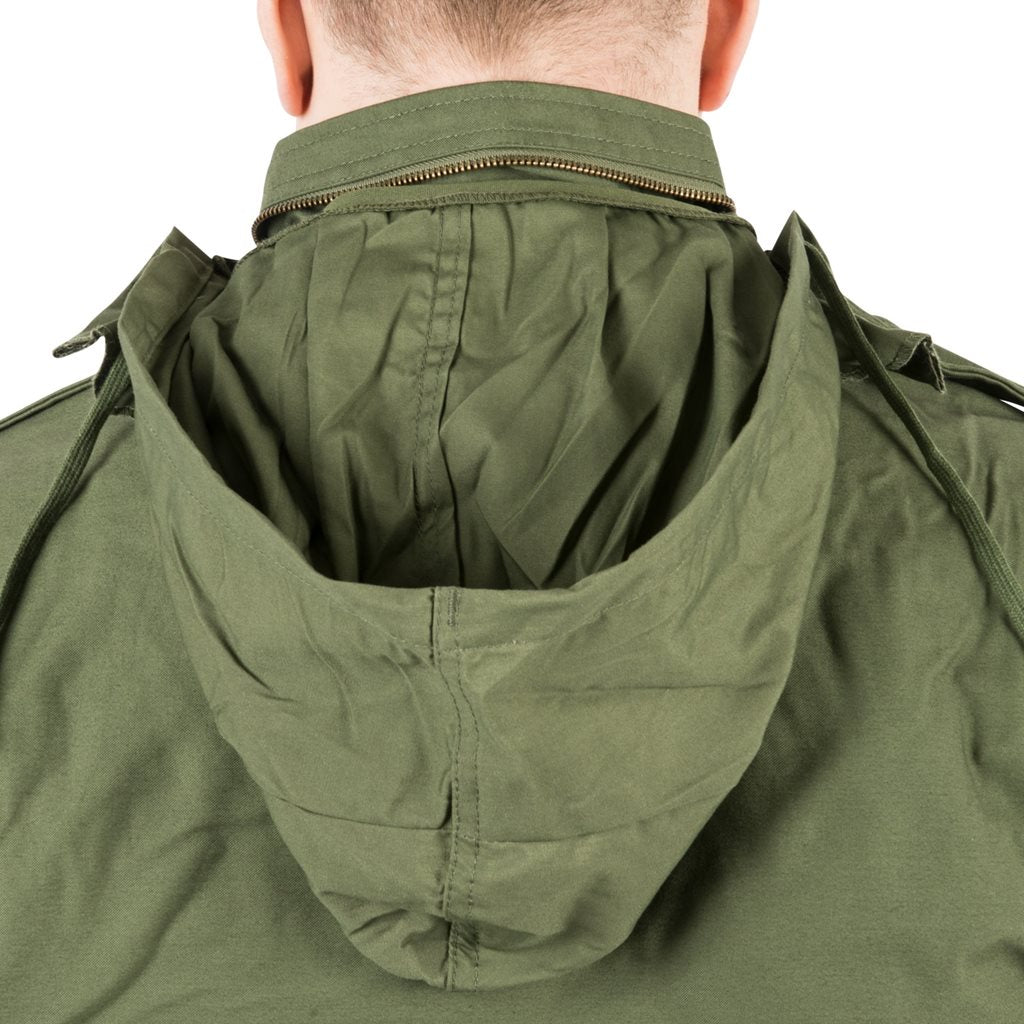 Parka M65 verde con forro de Helikon-Tex, vista frontal con capucha y bolsillos