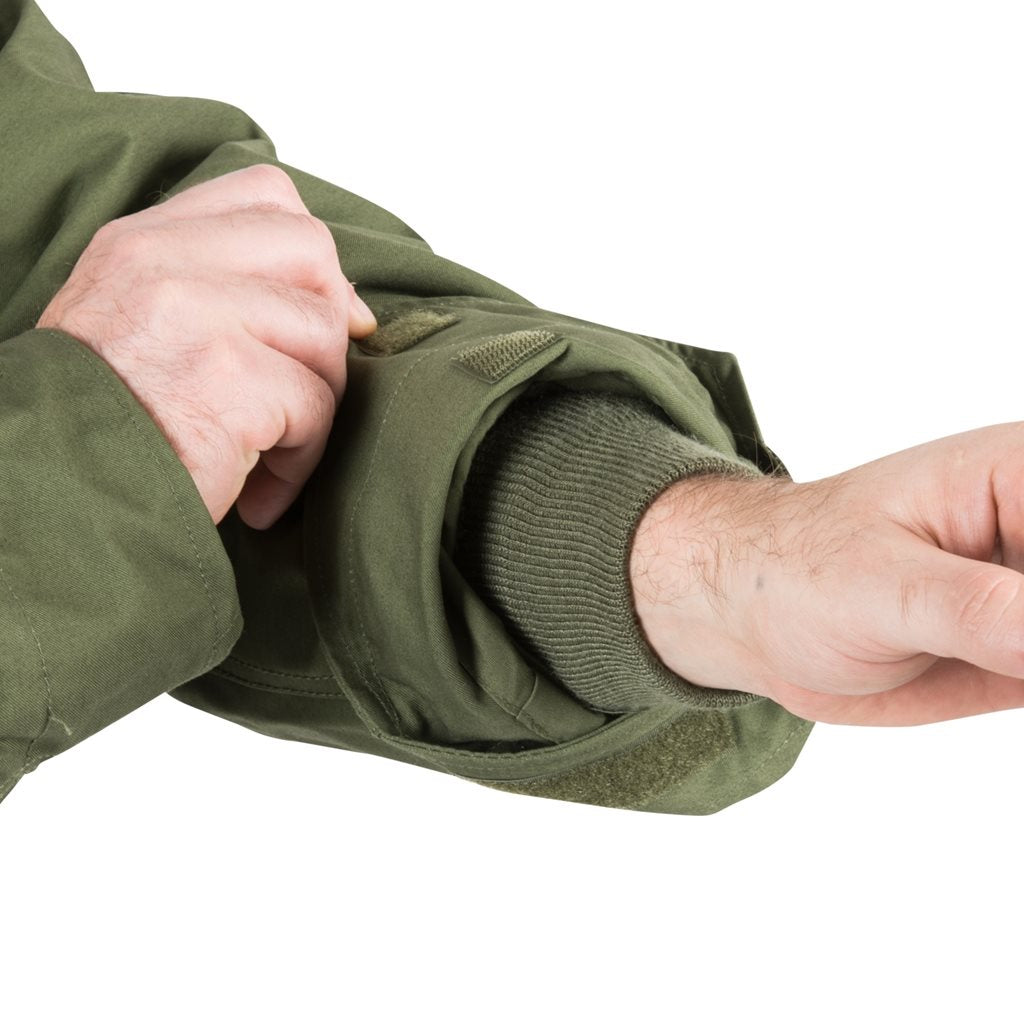 Parka M65 verde con forro de Helikon-Tex, vista frontal con capucha y bolsillos