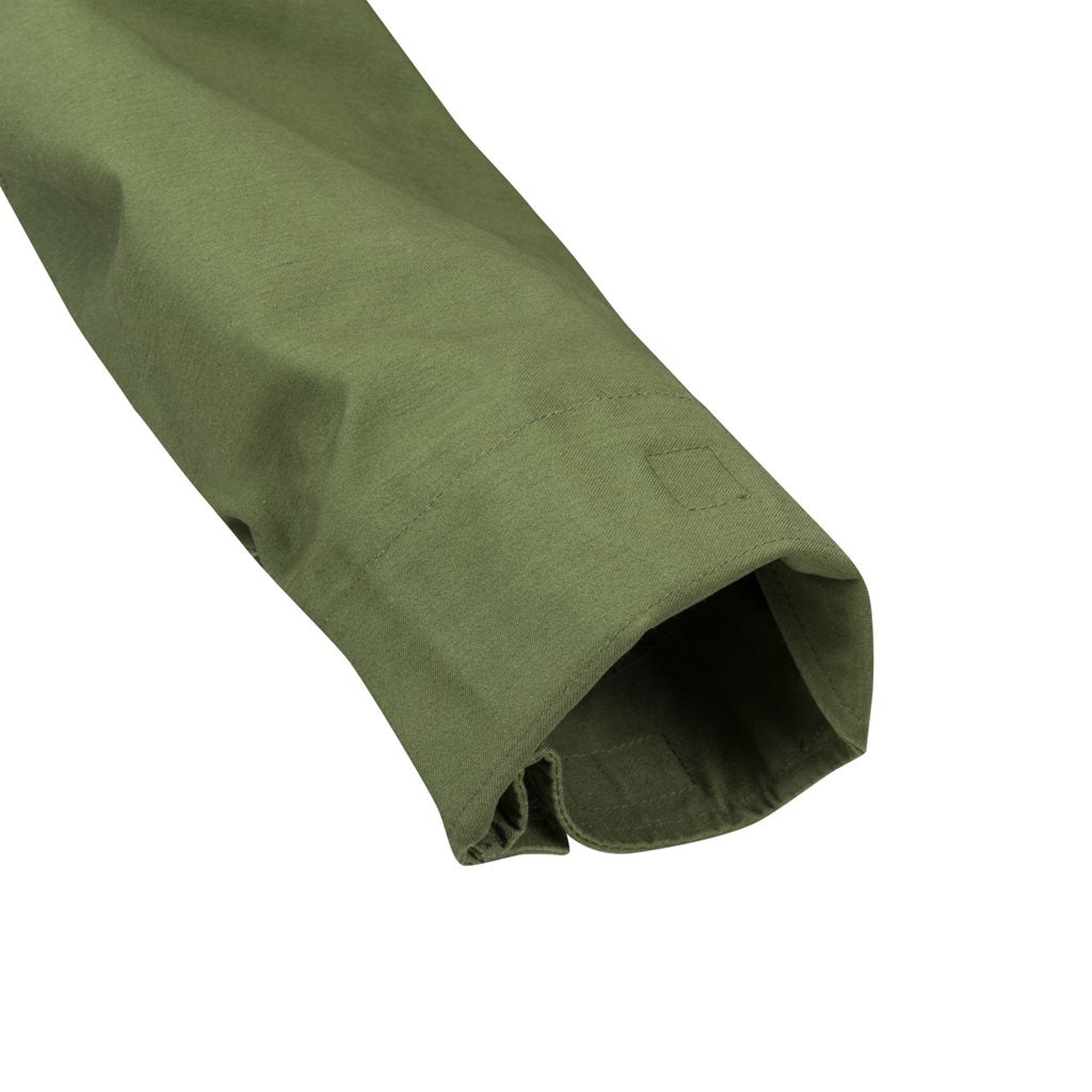 Parka M65 verde con forro de Helikon-Tex, vista frontal con capucha y bolsillos
