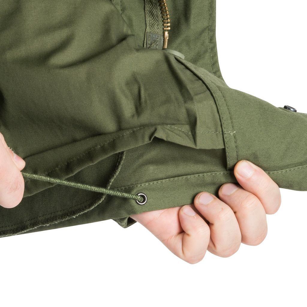 Parka M65 negra con forro, capucha y cuatro bolsillos