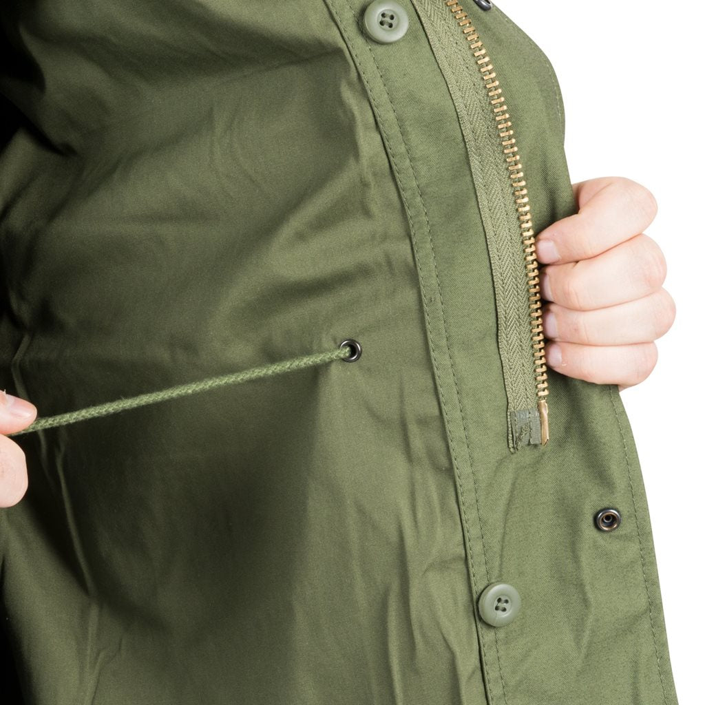 Parka M65 verde con forro de Helikon-Tex, vista frontal con capucha y bolsillos