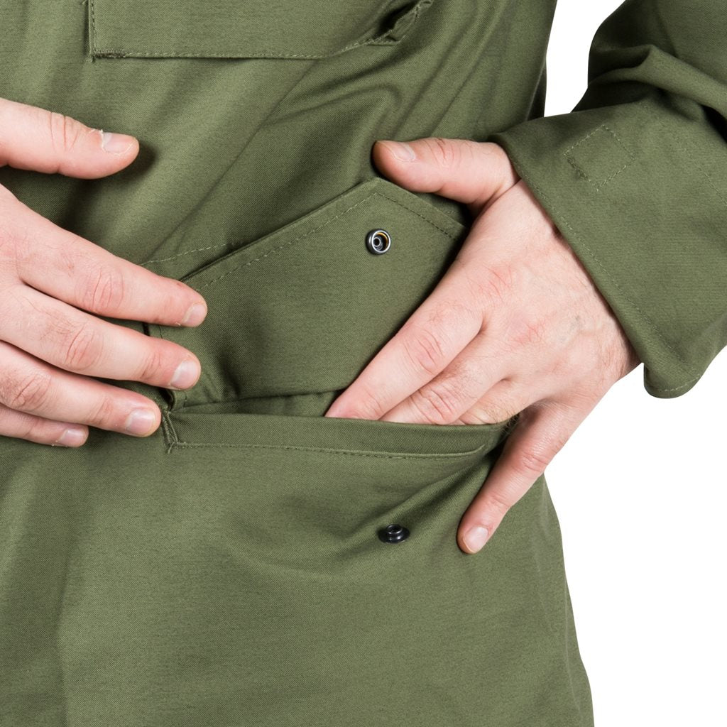 Parka M65 verde con forro de Helikon-Tex, vista frontal con capucha y bolsillos