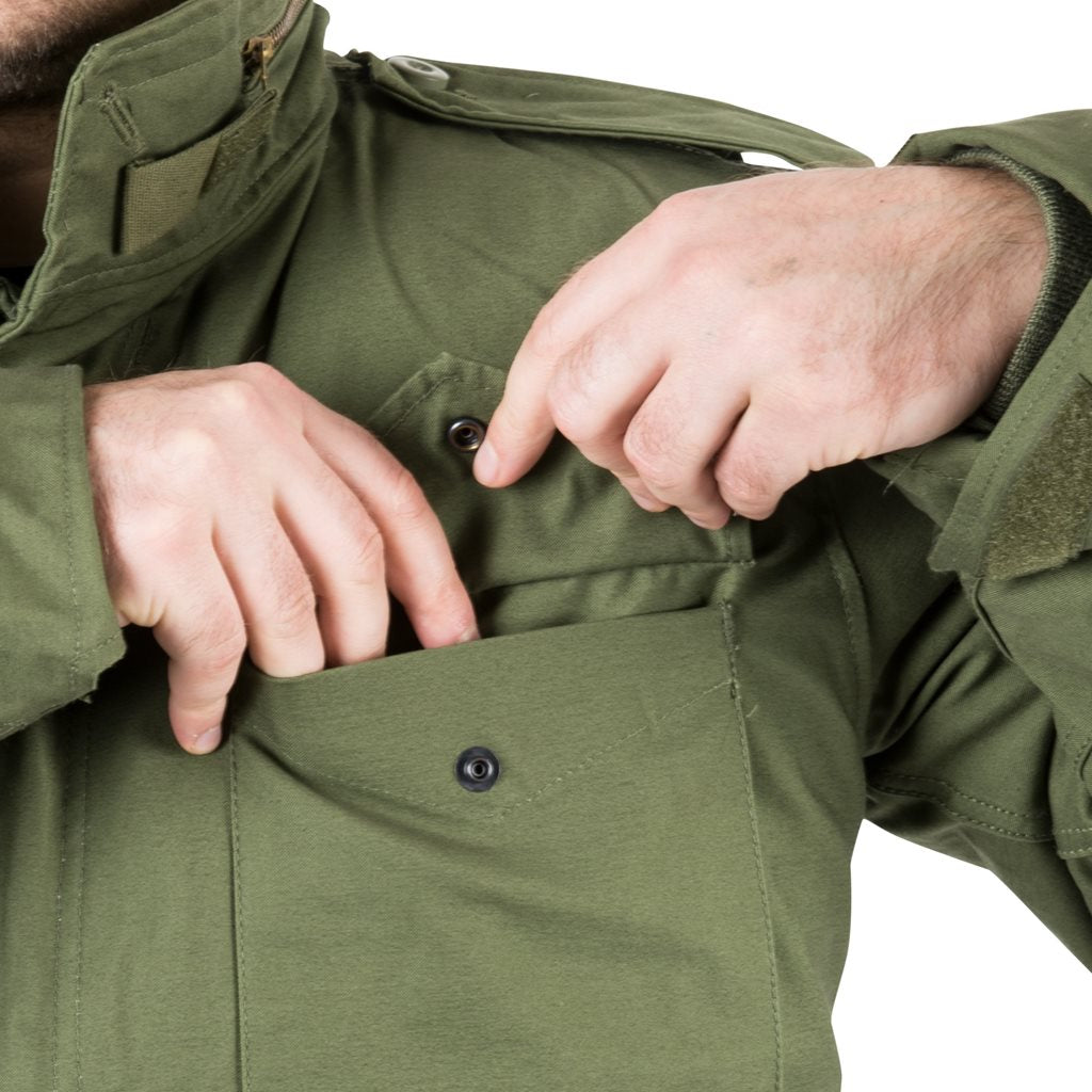 Parka M65 negra con forro, capucha y cuatro bolsillos