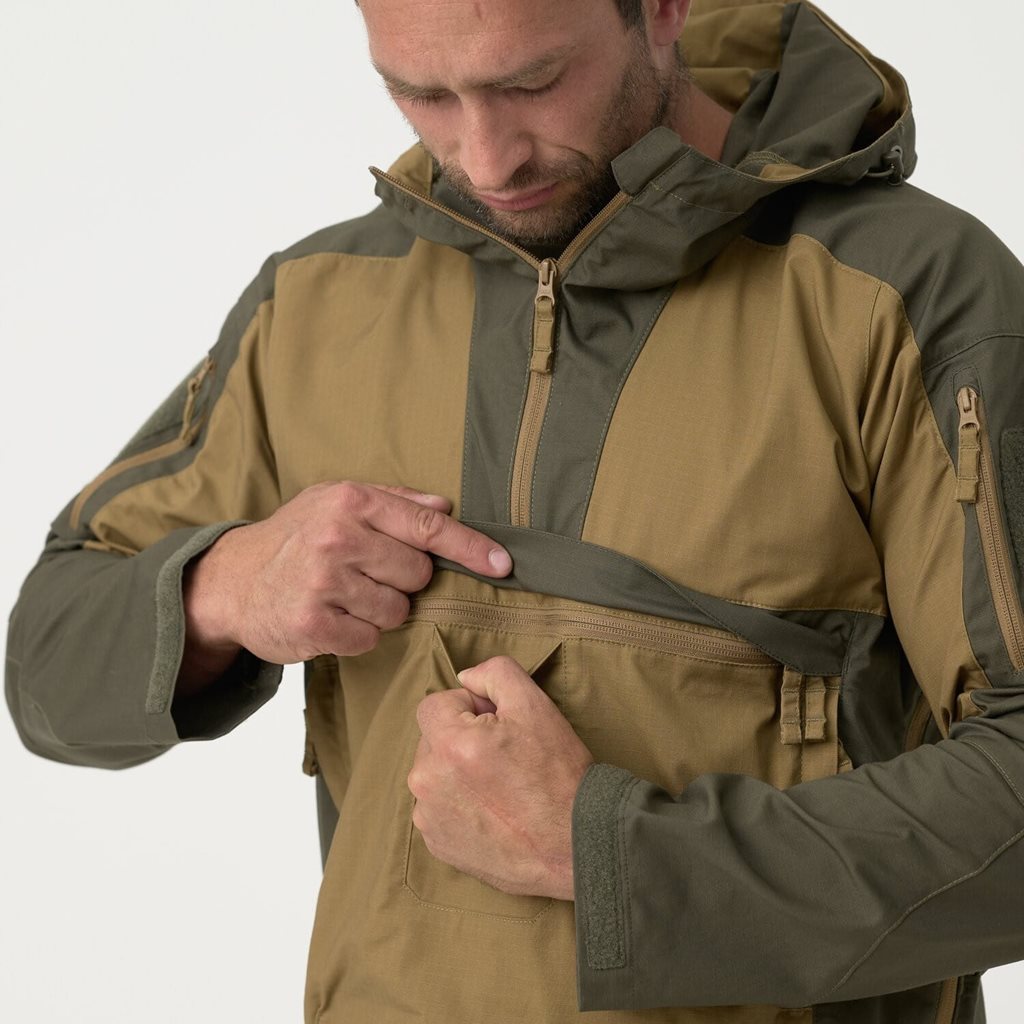 Chaqueta cortavientos TRACER COYOTE en camuflaje con múltiples bolsillos