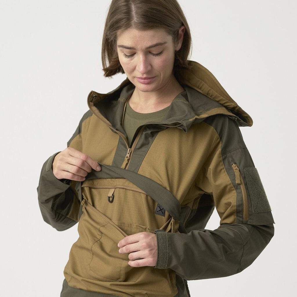 Chaqueta cortavientos TRACER COYOTE en camuflaje con múltiples bolsillos