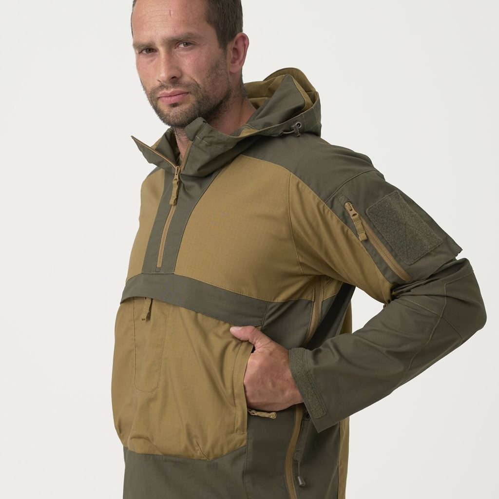 Chaqueta cortavientos TRACER COYOTE en camuflaje con múltiples bolsillos