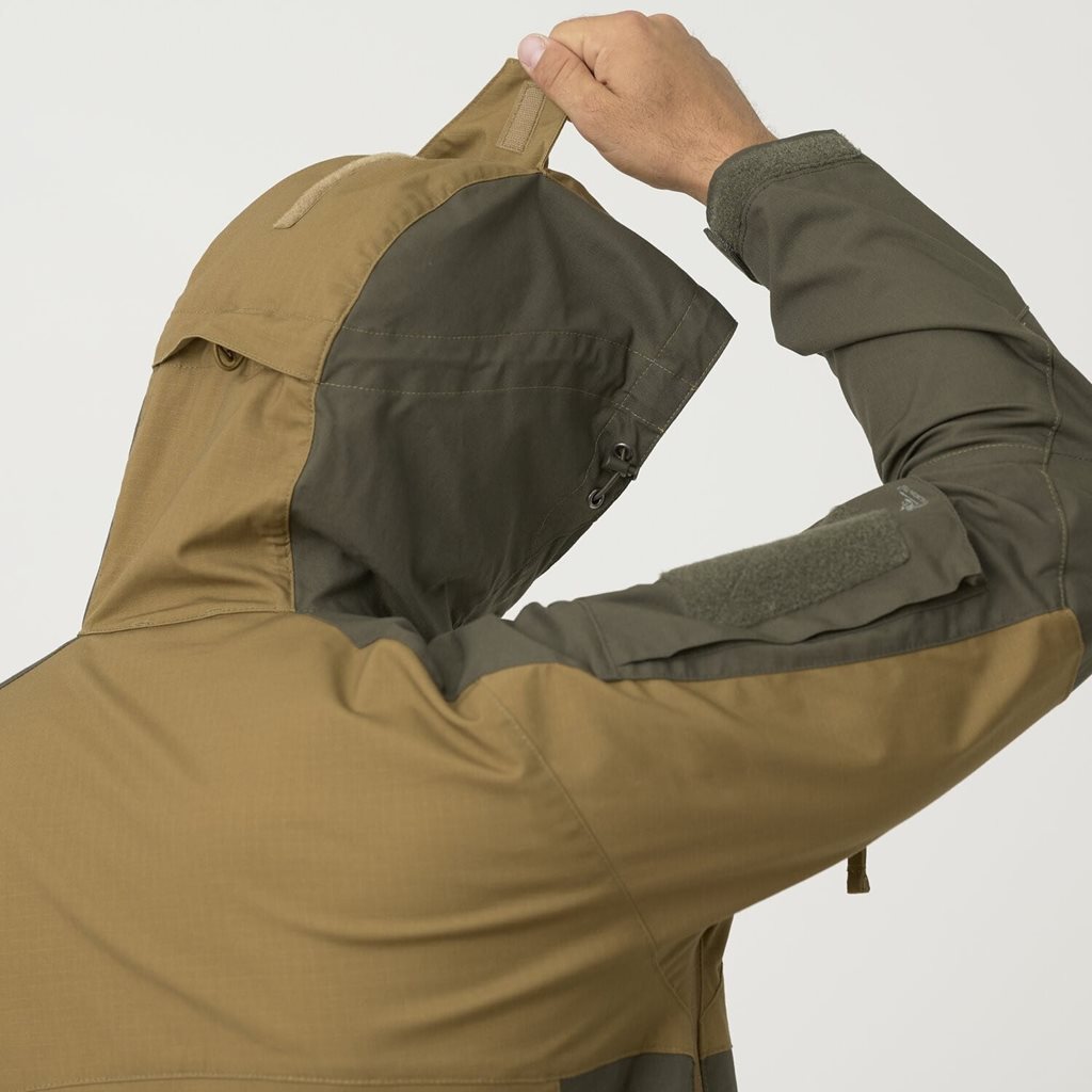 Chaqueta cortavientos TRACER COYOTE en camuflaje con múltiples bolsillos