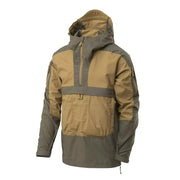 Cortavientos TRACER Coyote/Taiga Green unisex, vista frontal con múltiples bolsillos y camuflaje