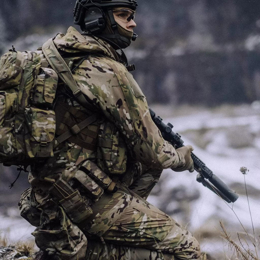 Chaqueta cortavientos TRACER COYOTE en camuflaje con múltiples bolsillos