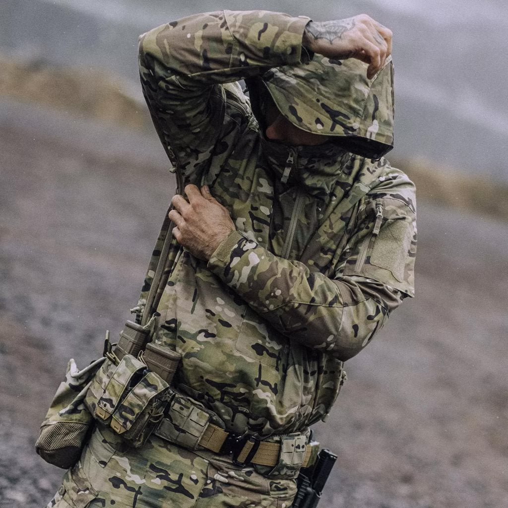 Chaqueta cortavientos TRACER COYOTE en camuflaje con múltiples bolsillos