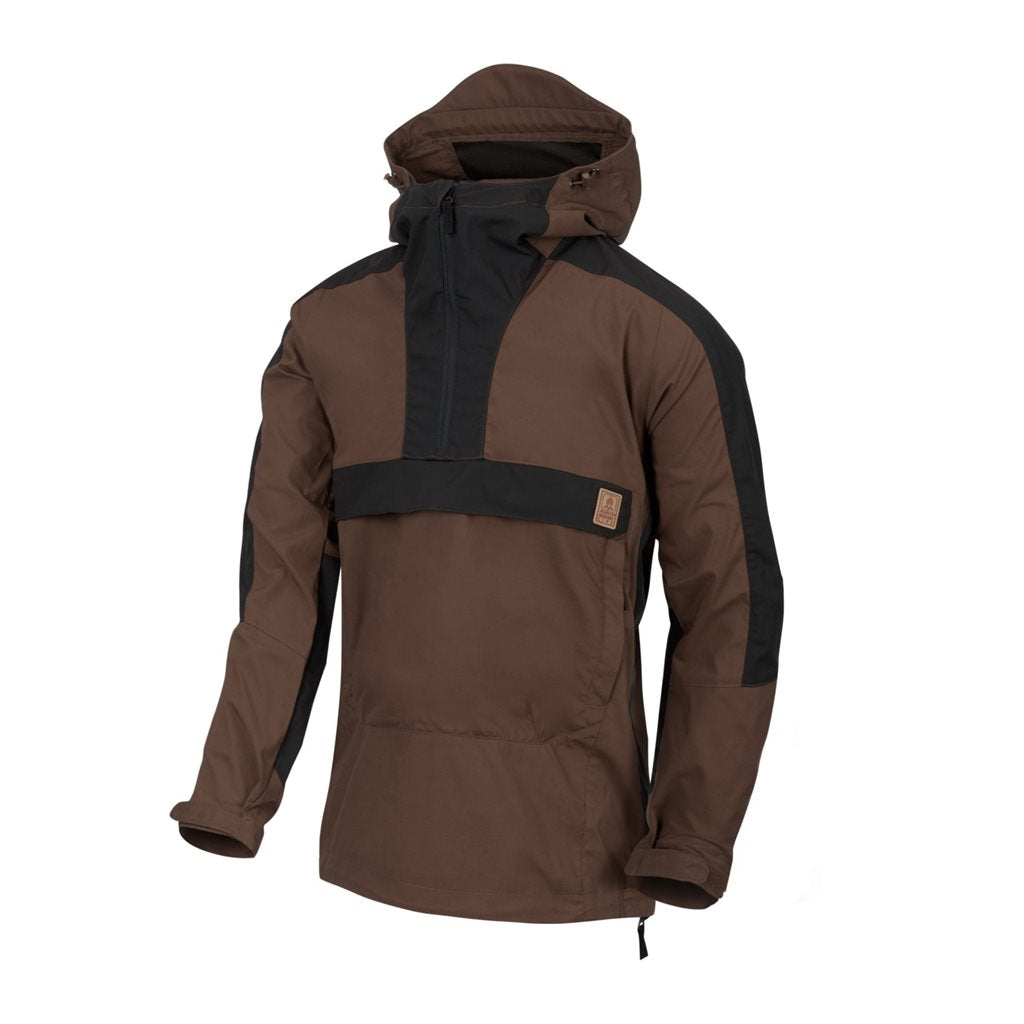 Chaqueta cortavientos WOODSMAN en negro y taiga green, vista frontal con capucha