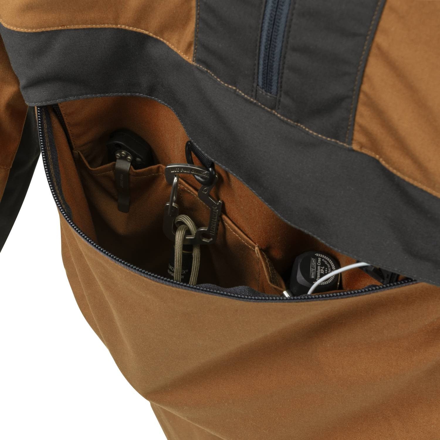 Chaqueta cortavientos Woodsman Coyote/Ash Grey vista frontal con capucha, bolsillos y ventilación lateral