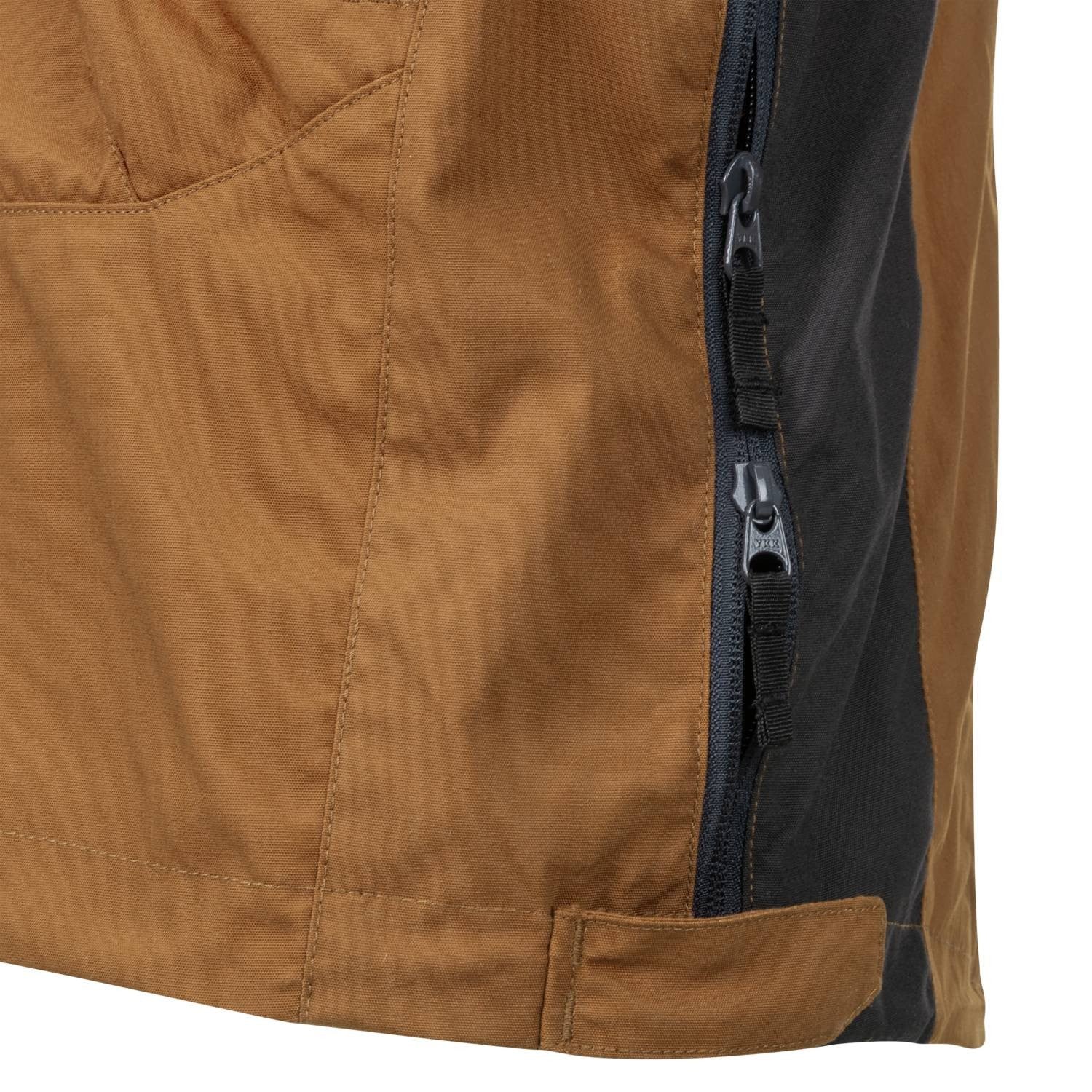 Chaqueta cortavientos Woodsman Coyote/Ash Grey vista frontal con capucha, bolsillos y ventilación lateral