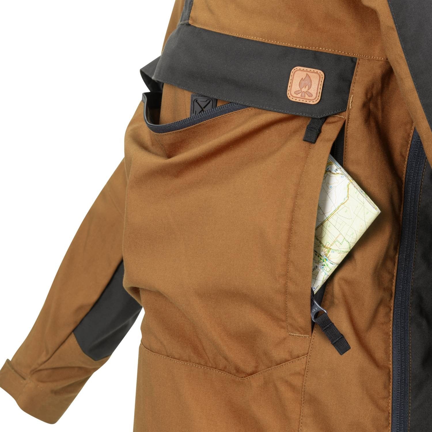 Chaqueta cortavientos Woodsman Coyote/Ash Grey con capucha ajustable y tres bolsillos