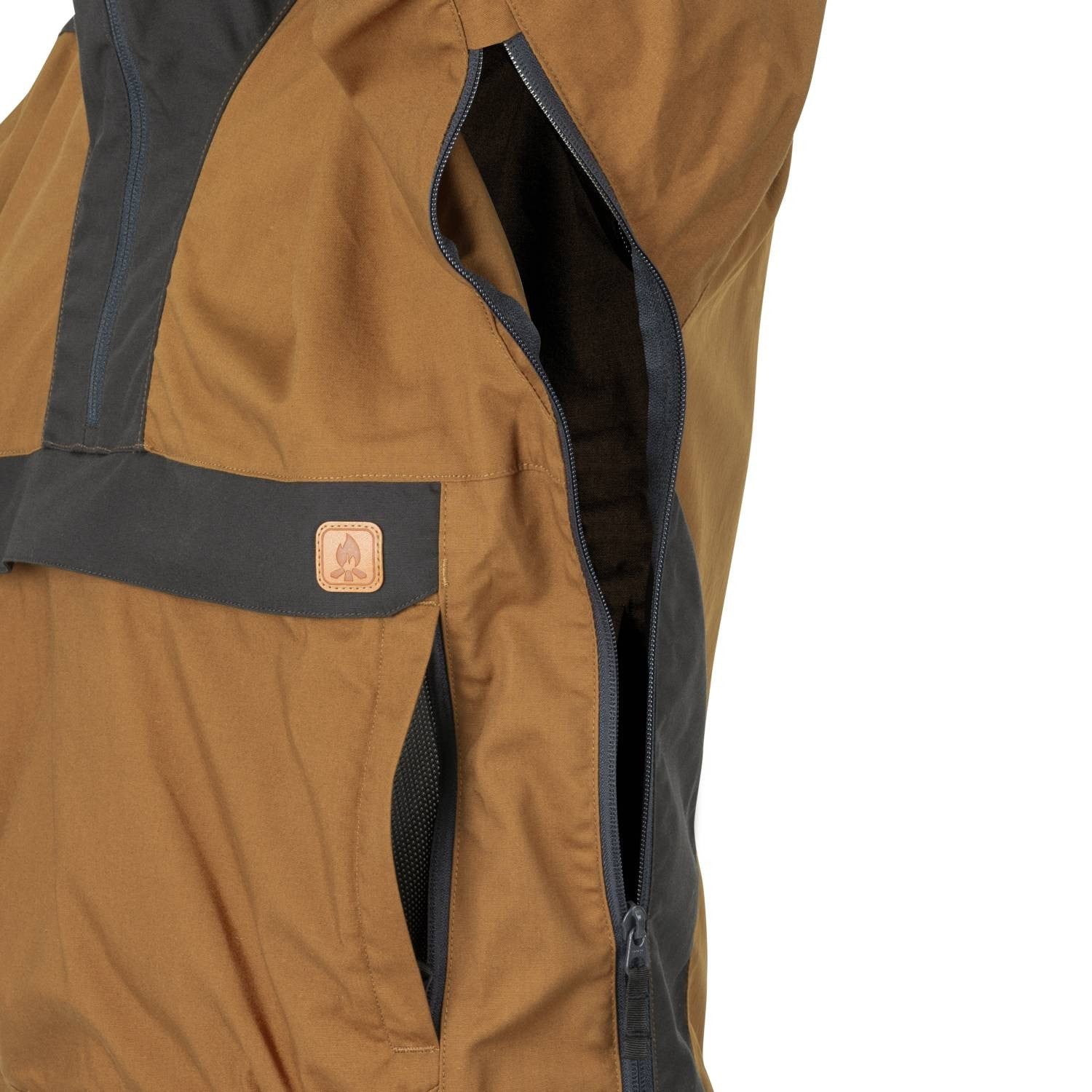 Chaqueta cortavientos Woodsman Coyote/Ash Grey vista frontal con capucha, bolsillos y ventilación lateral