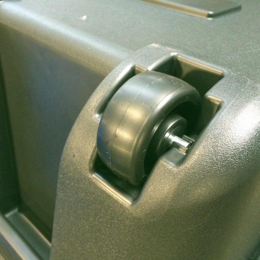 Caja de transporte plástico SPORTMAN'S TRUNK 102 L con tapa abatible y cierres laterales