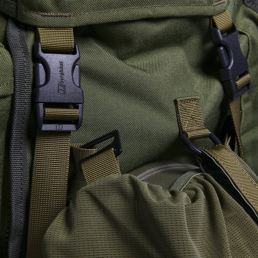 Mochila SMPS Crusader II WS FA 90+20 L verde, vista frontal con funda WS para arma larga