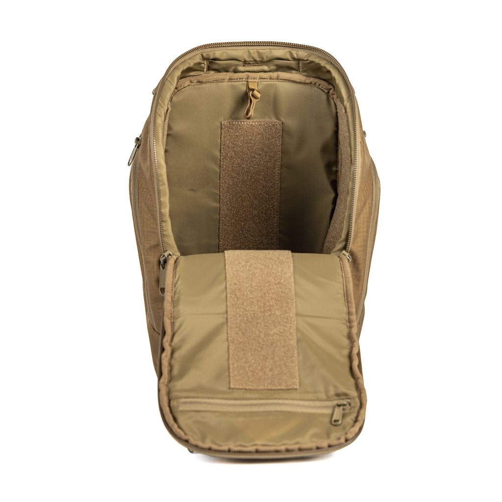 Mochila PUGIO 20 Coyote Tan, vista frontal