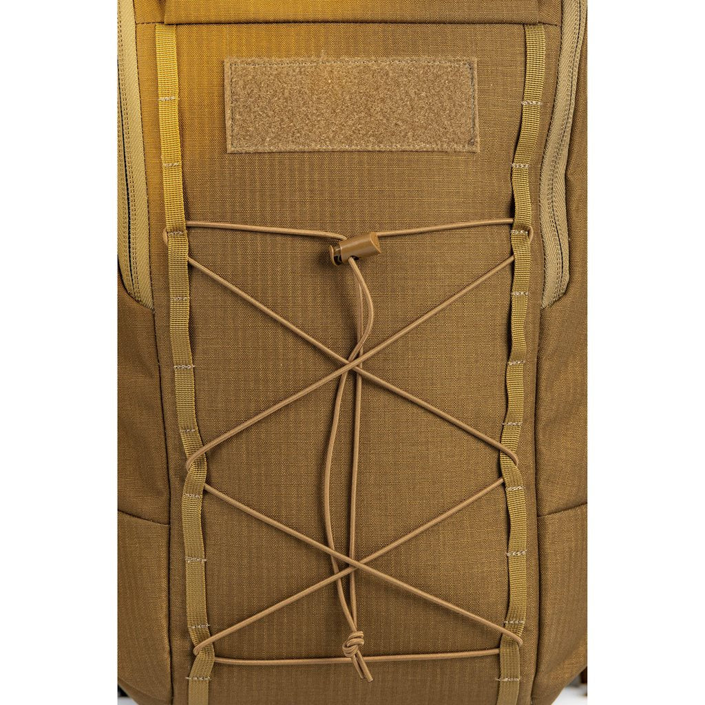 Mochila PUGIO 28 Coyote Tan de BERGHAUS, compacta y pensada para uso outdoor y urbano