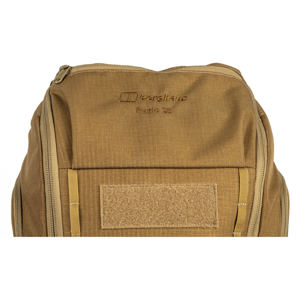 Mochila PUGIO 28 Coyote Tan de BERGHAUS, compacta y pensada para uso outdoor y urbano