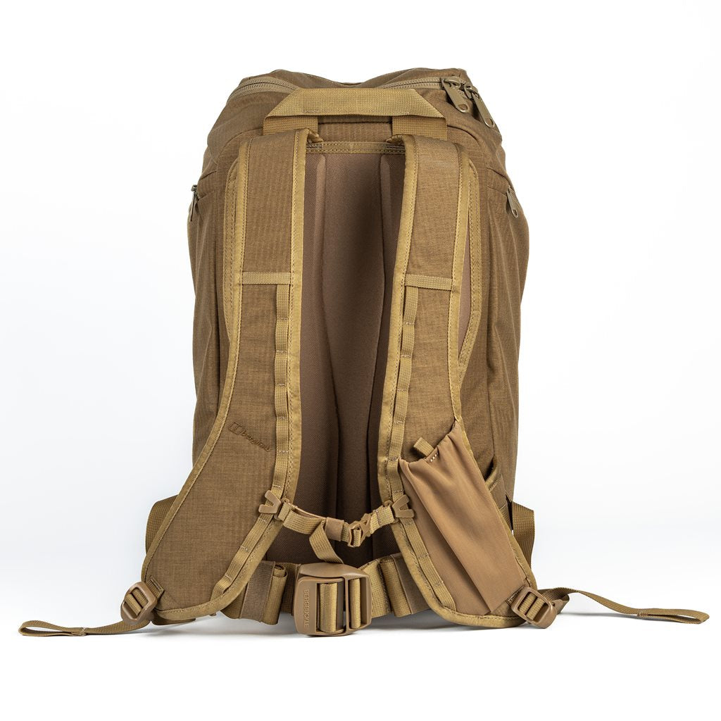 Mochila PUGIO 28 Coyote Tan de BERGHAUS, compacta y pensada para uso outdoor y urbano