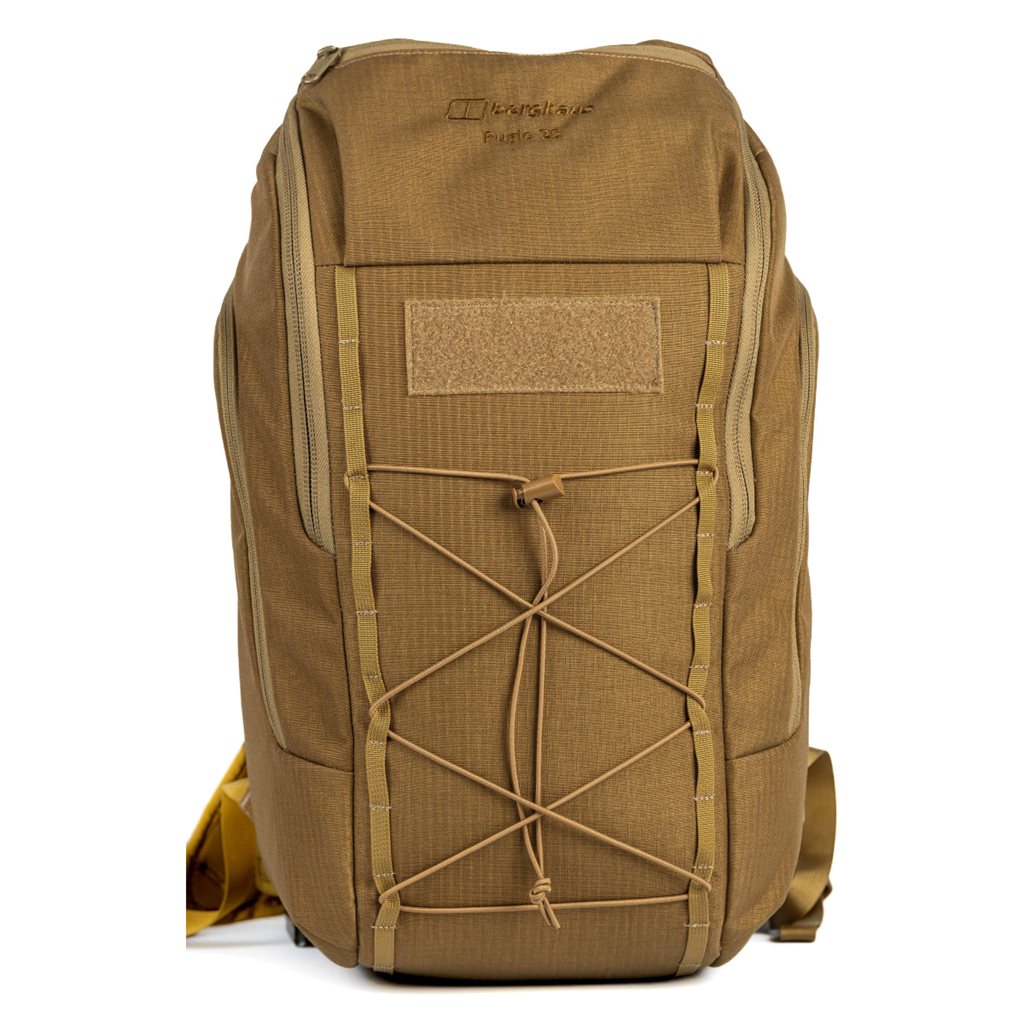 Mochila PUGIO 28 Coyote Tan de BERGHAUS, compacta y pensada para uso outdoor y urbano