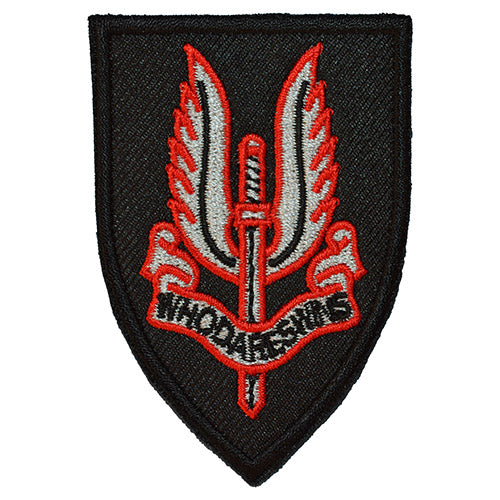 Parche SAS plateado y rojo sobre fondo negro, espada alada con cinta WHO DARES WINS, 6,5 x 5 cm