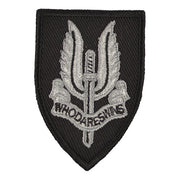 Parche SAS plateado sobre fondo negro con espada alada y cinta 'WHO DARES WINS', aprox. 6,5×5 cm