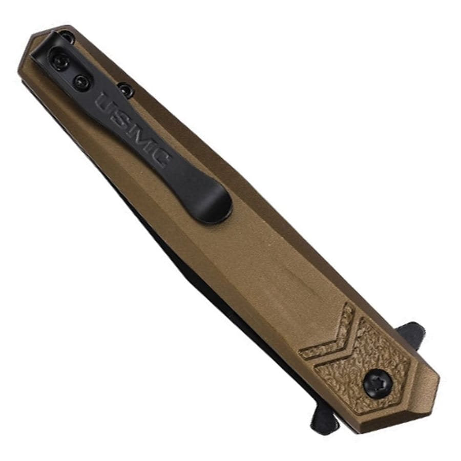 Navaja plegable USMC 3009 Coyote con apertura asistida, logo USMC y texto MARINES en la hoja