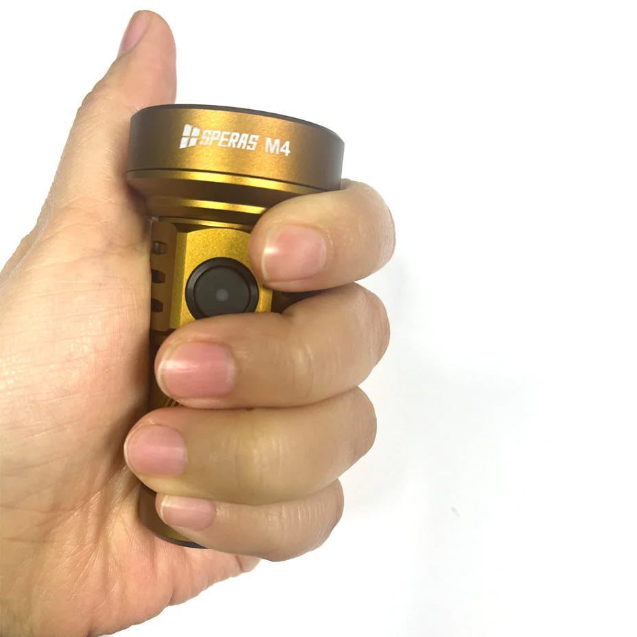 Linterna recargable M4 MINI 1320 lúmenes, alcance 652 m, IP68, color arena