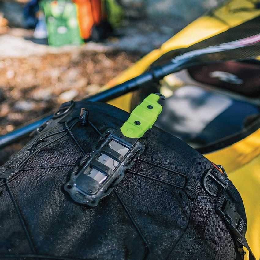 Cuchillo AKUA verde hoja fija con filo combinado y punta roma