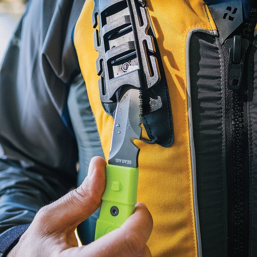 Cuchillo AKUA verde hoja fija con filo combinado y punta roma