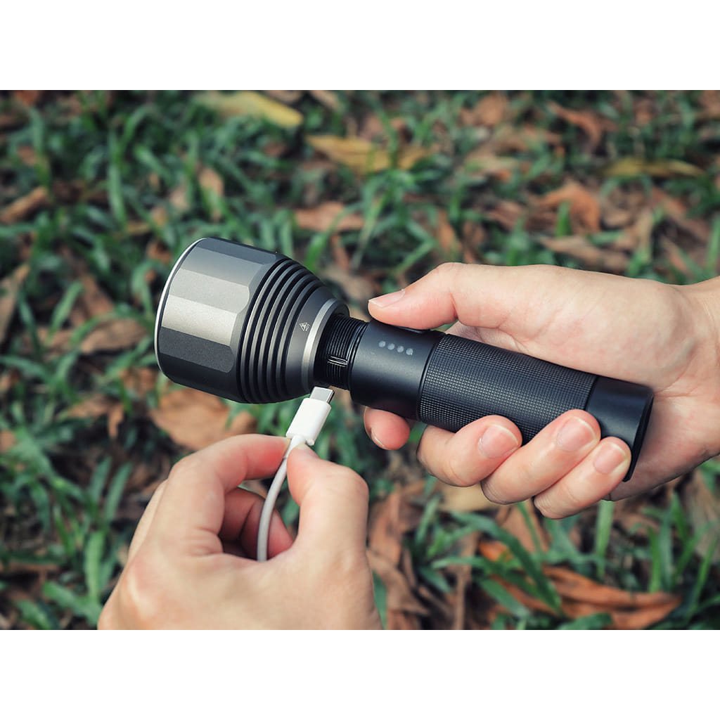 Linterna OUTDOOR HP 2000 lúmenes con construcción robusta