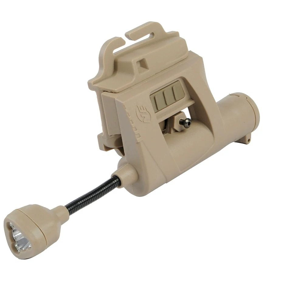 Linterna CHARGE MPLS color kaki con LED IR montada en casco