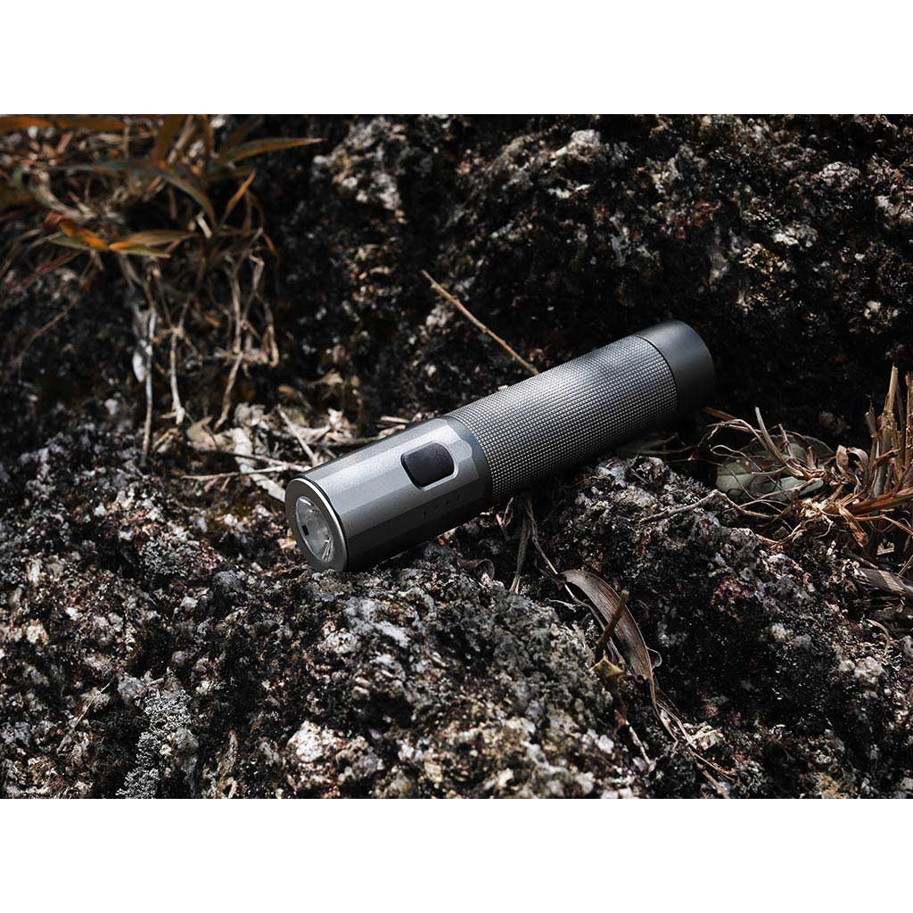 Linterna OUTDOOR STRONG 1200 lúmenes, compacta y resistente para uso en exteriores