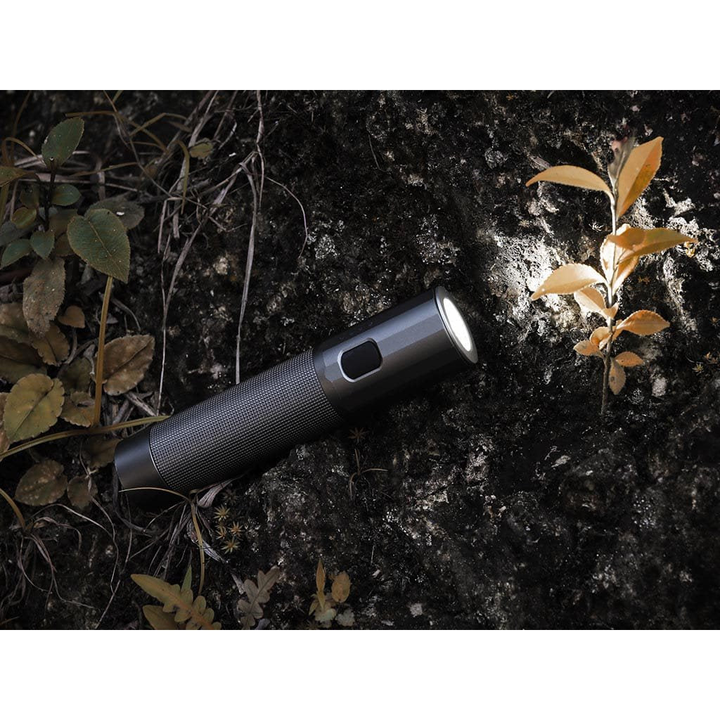 Linterna OUTDOOR STRONG 1200 lúmenes, compacta y resistente para uso en exteriores