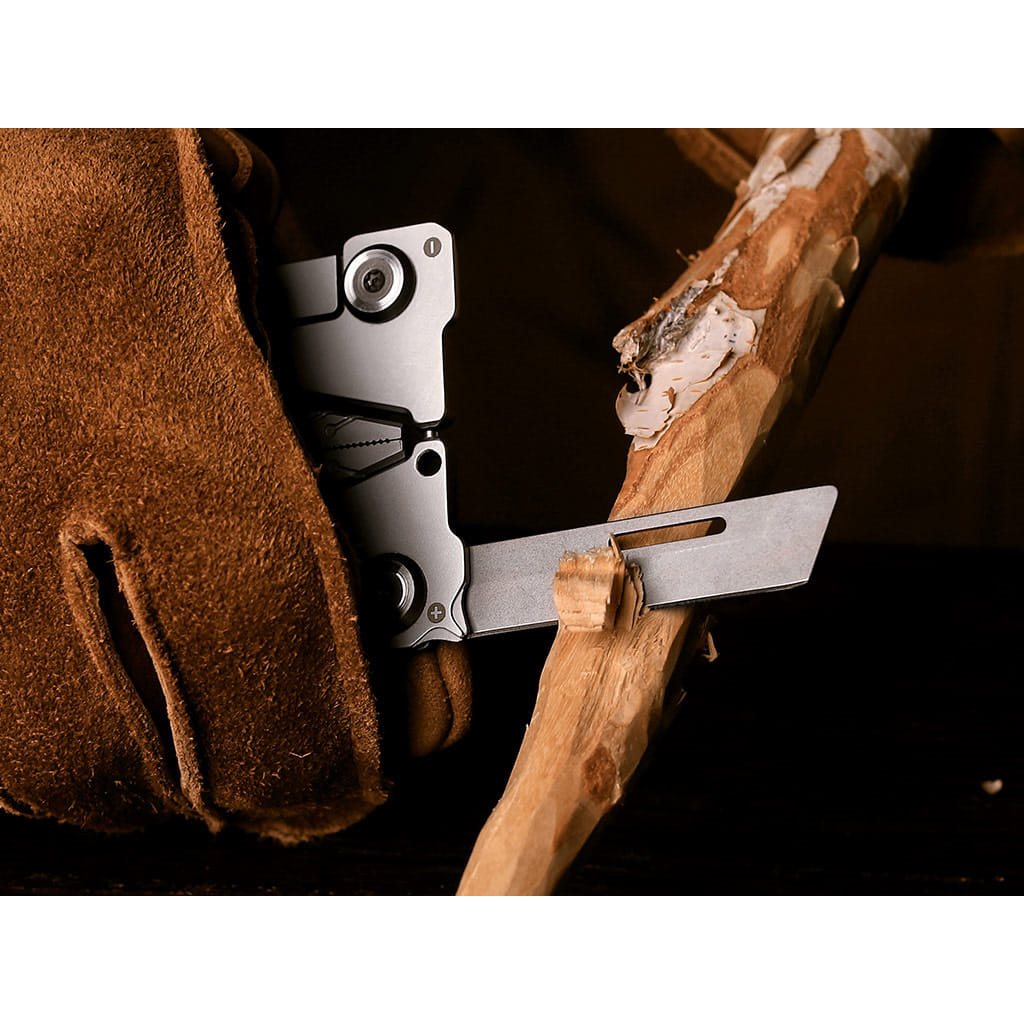Multiherramienta Silver Blade EDC tamaño tarjeta con 14 funciones, cuerpo elegante