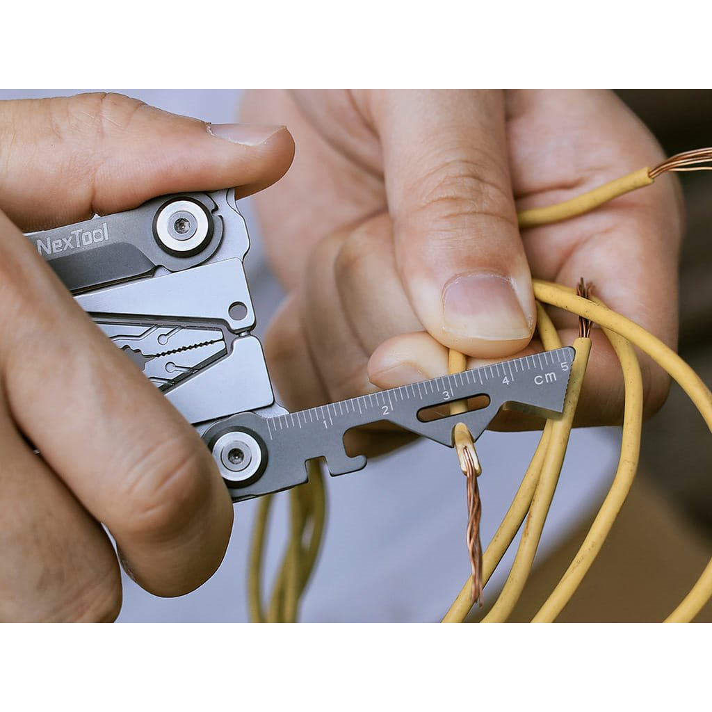 Multiherramienta Silver Blade EDC tamaño tarjeta con 14 funciones, cuerpo elegante