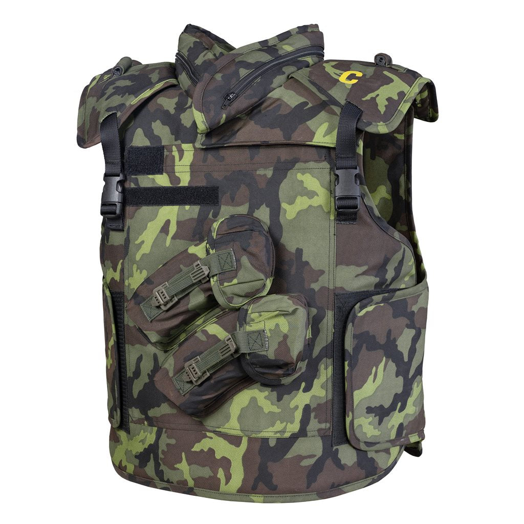 Chaleco AČR P1001 con bolsas en camuflaje vz.95 mostrado de frente