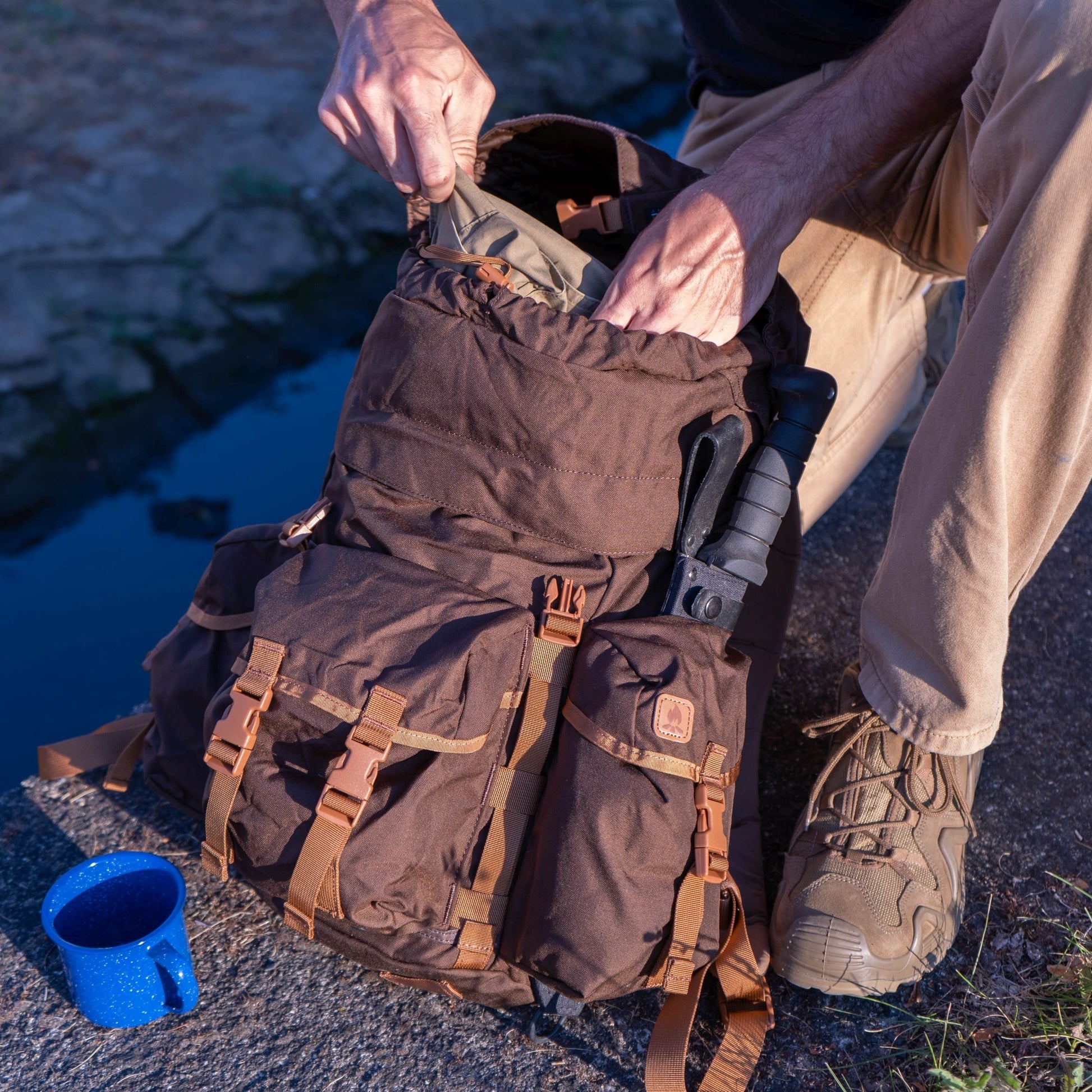 Mochila BERGEN HELIKON 18 L con tres bolsillos externos y sistema de carga cómodo