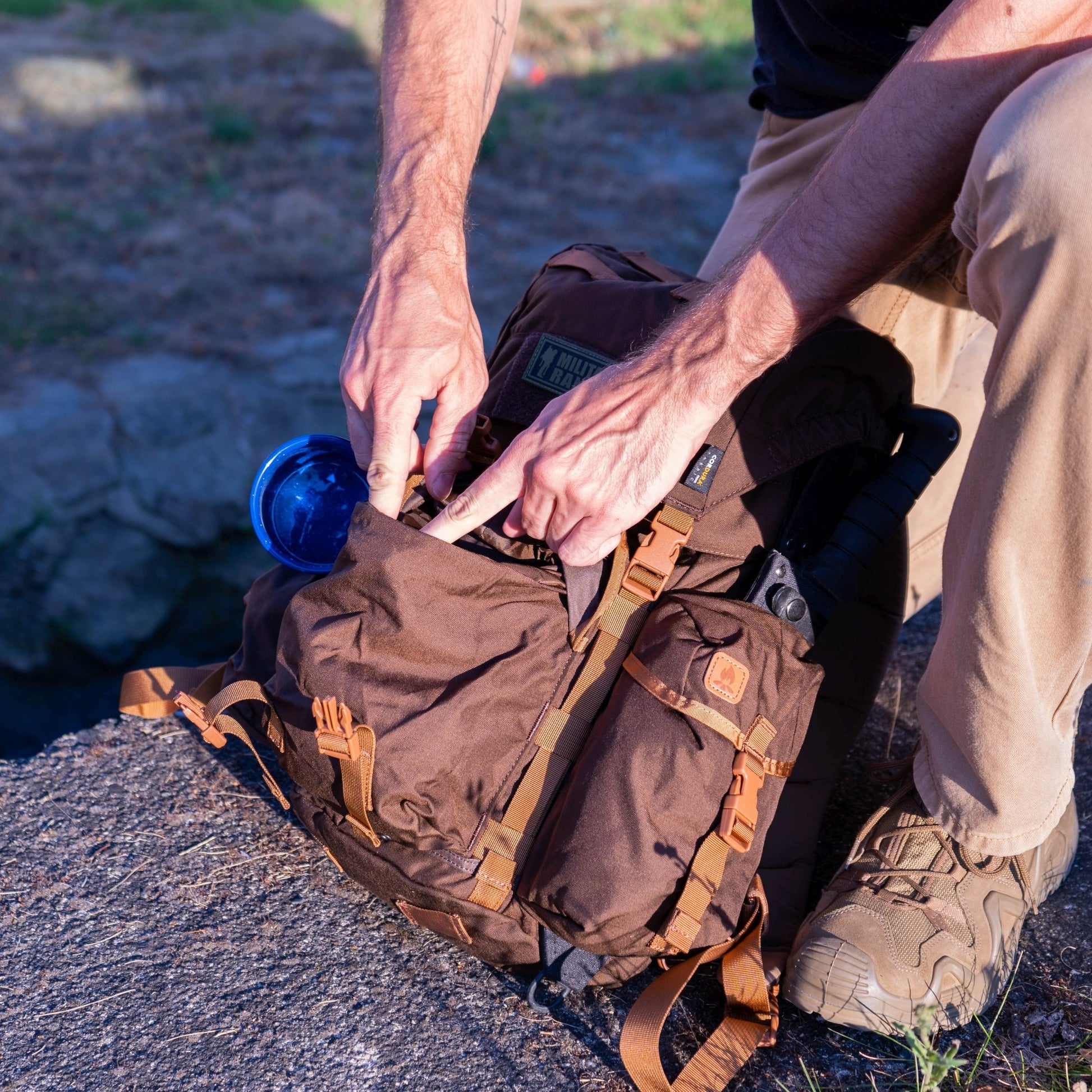 Mochila BERGEN HELIKON 18 L con tres bolsillos externos y sistema de carga cómodo