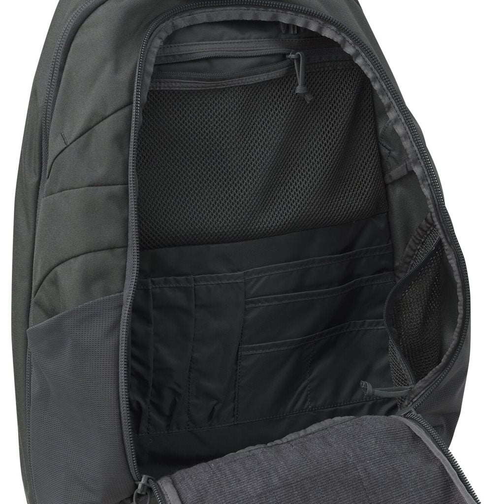 Mochila TRAVELER negra 24,5 L de nylon resistente