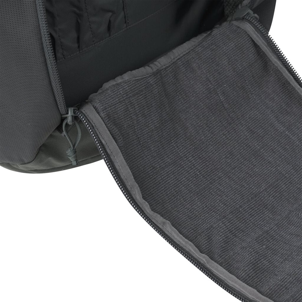 Mochila TRAVELER negra 24,5 L de nylon resistente