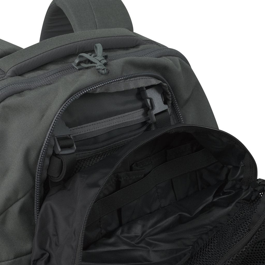 Mochila TRAVELER negra 24,5 L de nylon resistente
