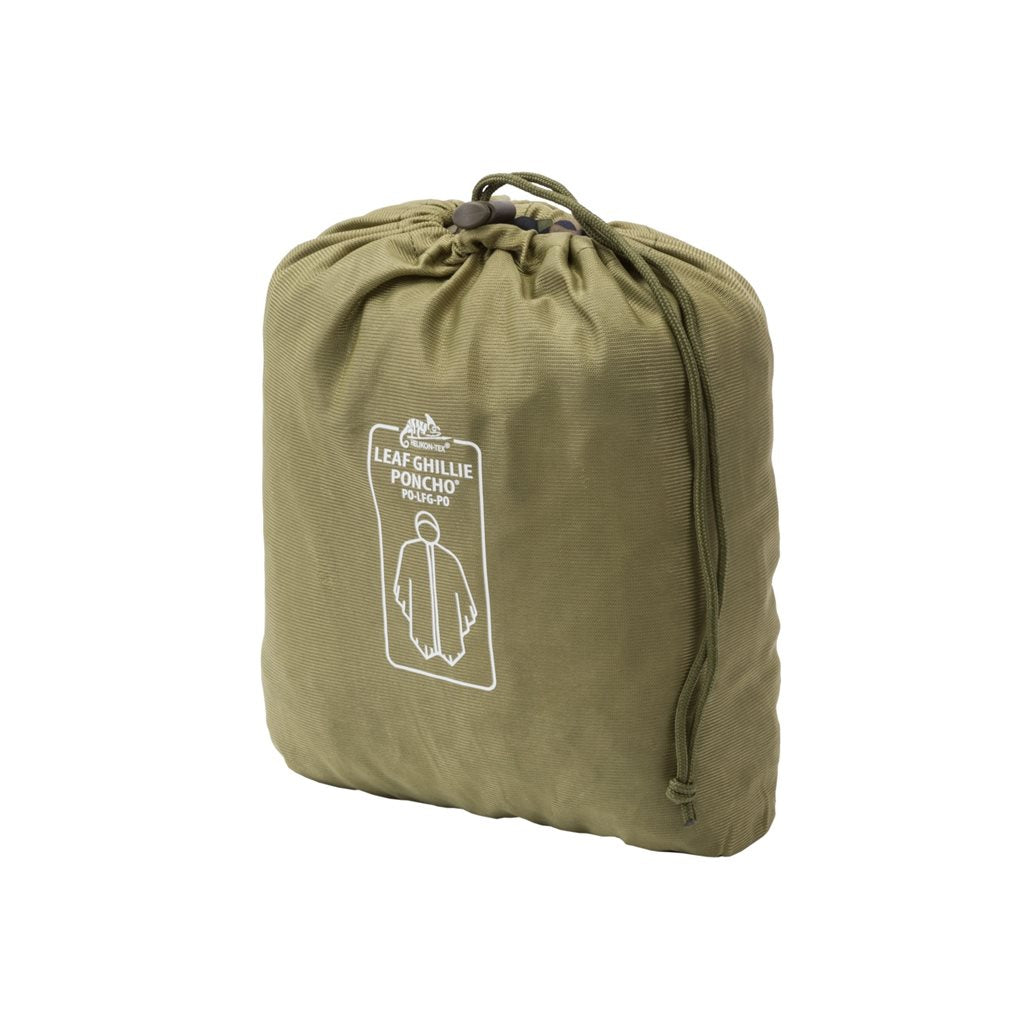 Poncho LEAF Helikon con hojas artificiales en camuflaje US Woodland y cordones para fijación