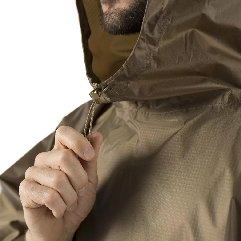 Poncho ligero Helikon negro, vista del producto