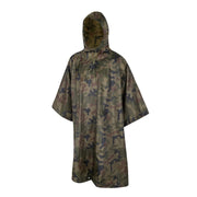 Poncho HELIKON Woodland PL WOODLAND en tejido rip-stop impregnado con capucha ajustable y ojales metálicos