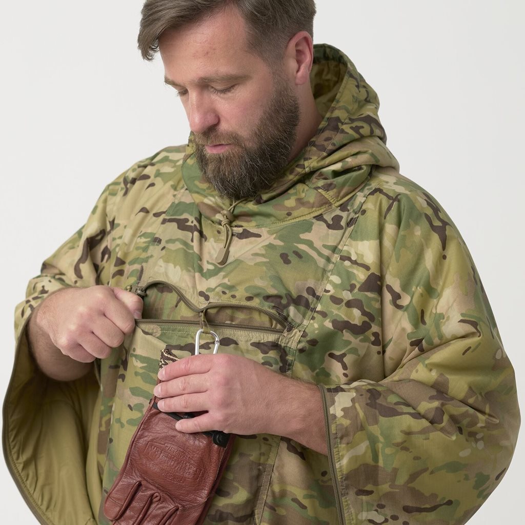 Poncho SWAGMAN ROLL Climashield® MULTICAM® Black desplegado, poncho impermeable de nylon
