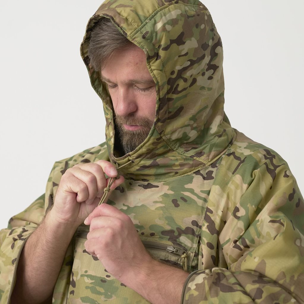Poncho SWAGMAN ROLL Climashield® MULTICAM® Black desplegado, poncho impermeable de nylon