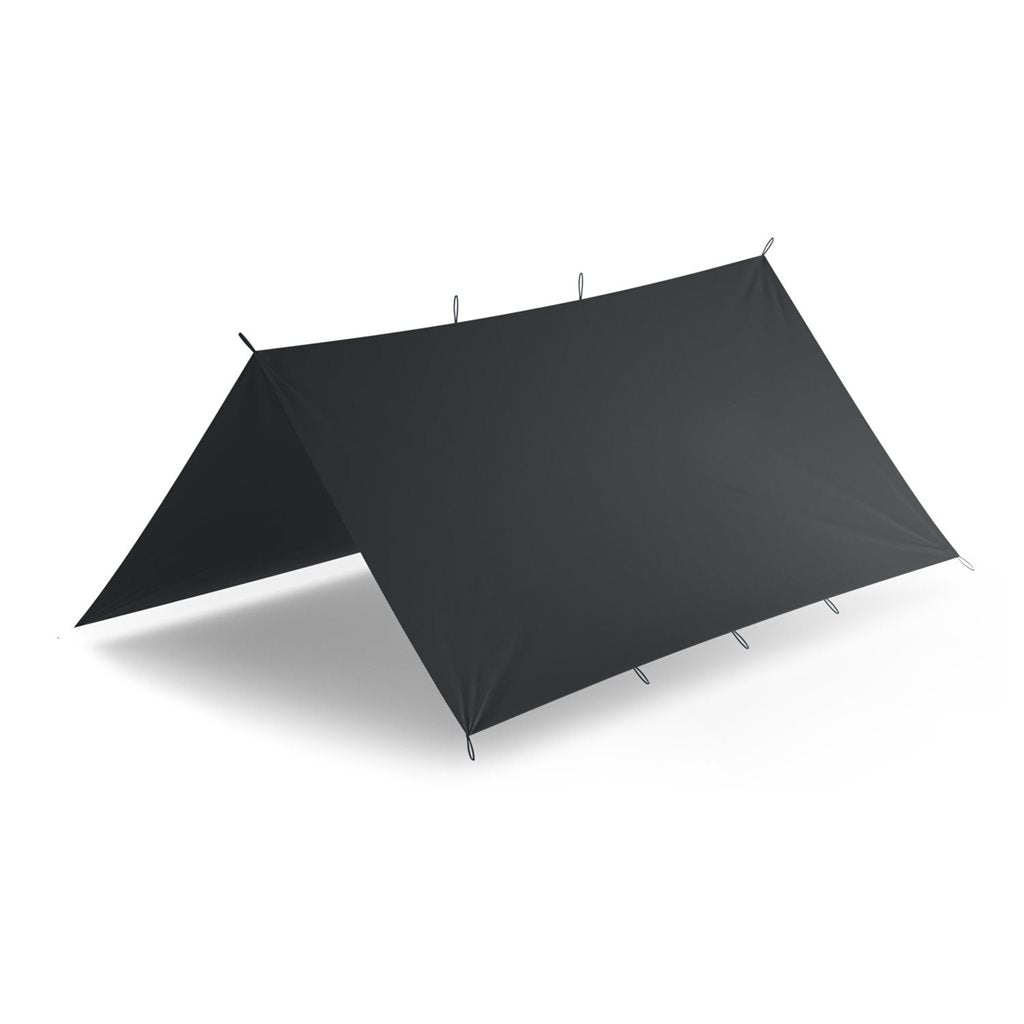 Lona bivac SUPERTARP® negra desplegada mostrando el material nylon impermeable